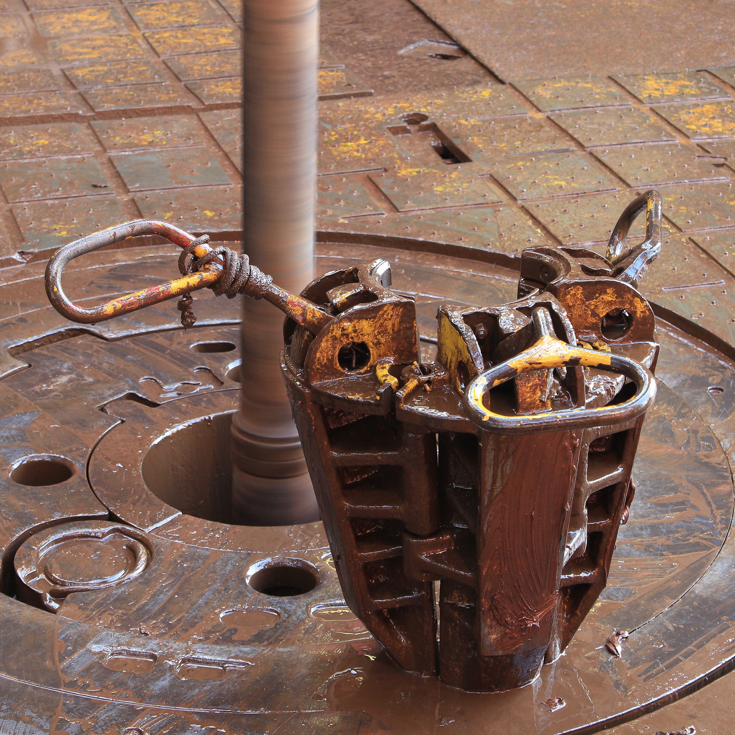 Slip on the rotary table while drilling oil well and pipe being rotated Slip on the rotary table while drilling oil well and pipe being rotated